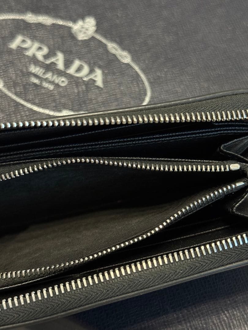 希少 プラダ サフィアーノレザー 長財布 エンボスロゴ 黒 ジッピー アラウンド