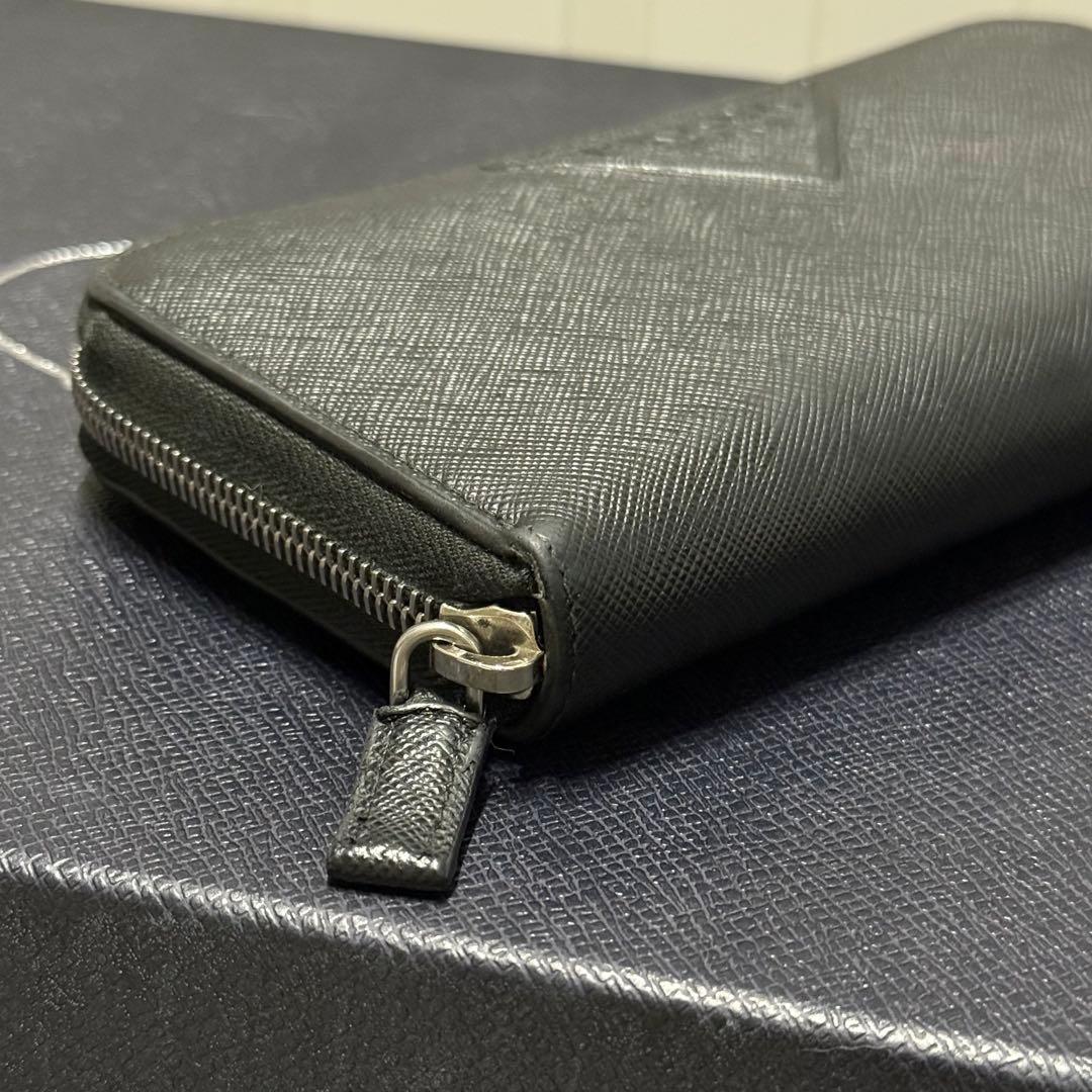 希少 プラダ サフィアーノレザー 長財布 エンボスロゴ 黒 ジッピー アラウンド