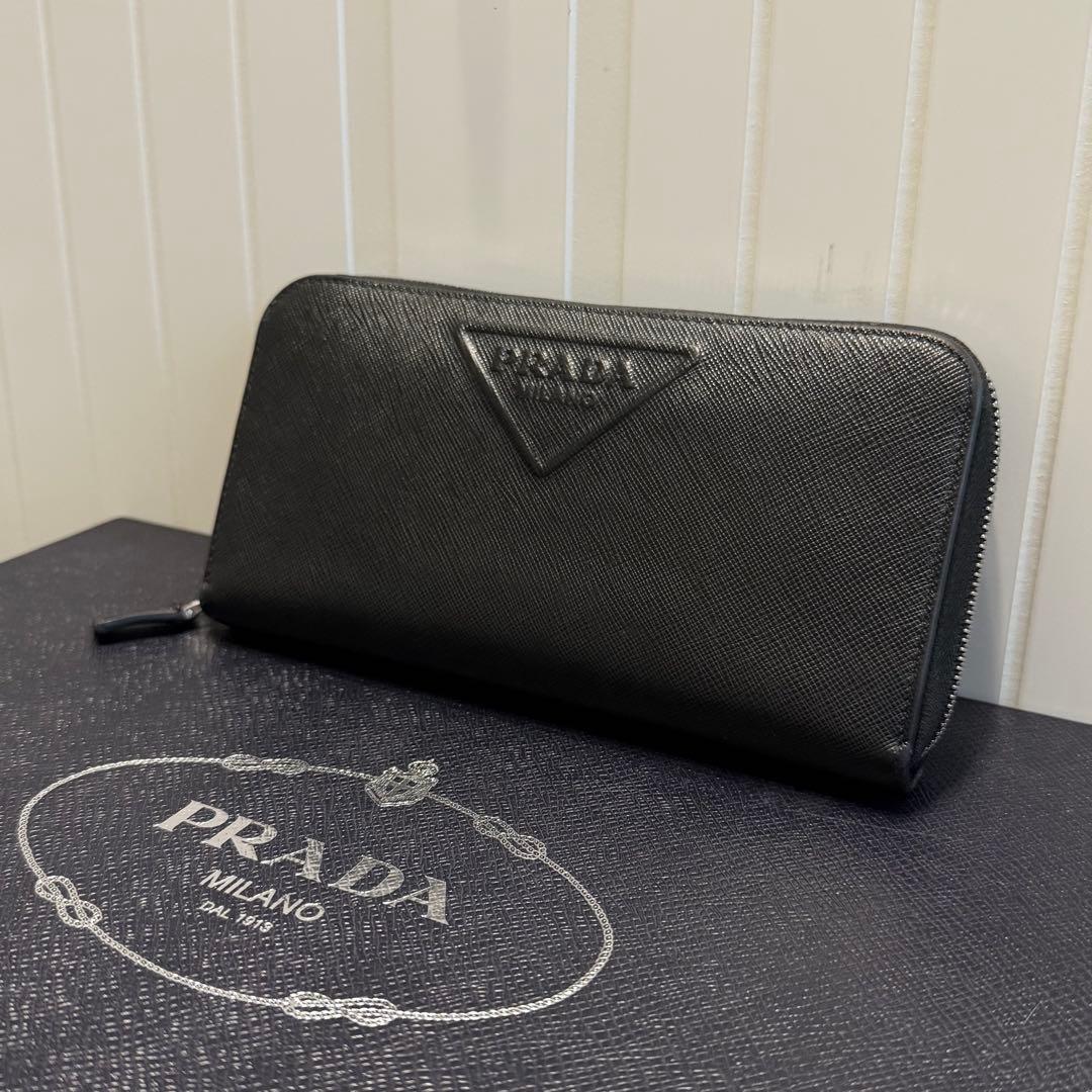 希少 プラダ サフィアーノレザー 長財布 エンボスロゴ 黒 ジッピー アラウンド