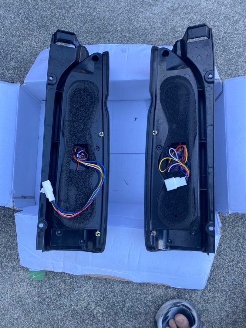 ハイエース200系　LEDテールライト スモークデザイン　コーキング済み