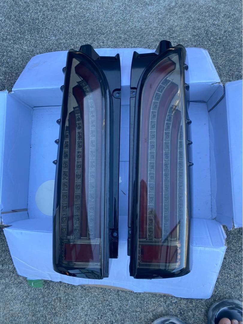 ハイエース200系　LEDテールライト スモークデザイン　コーキング済み