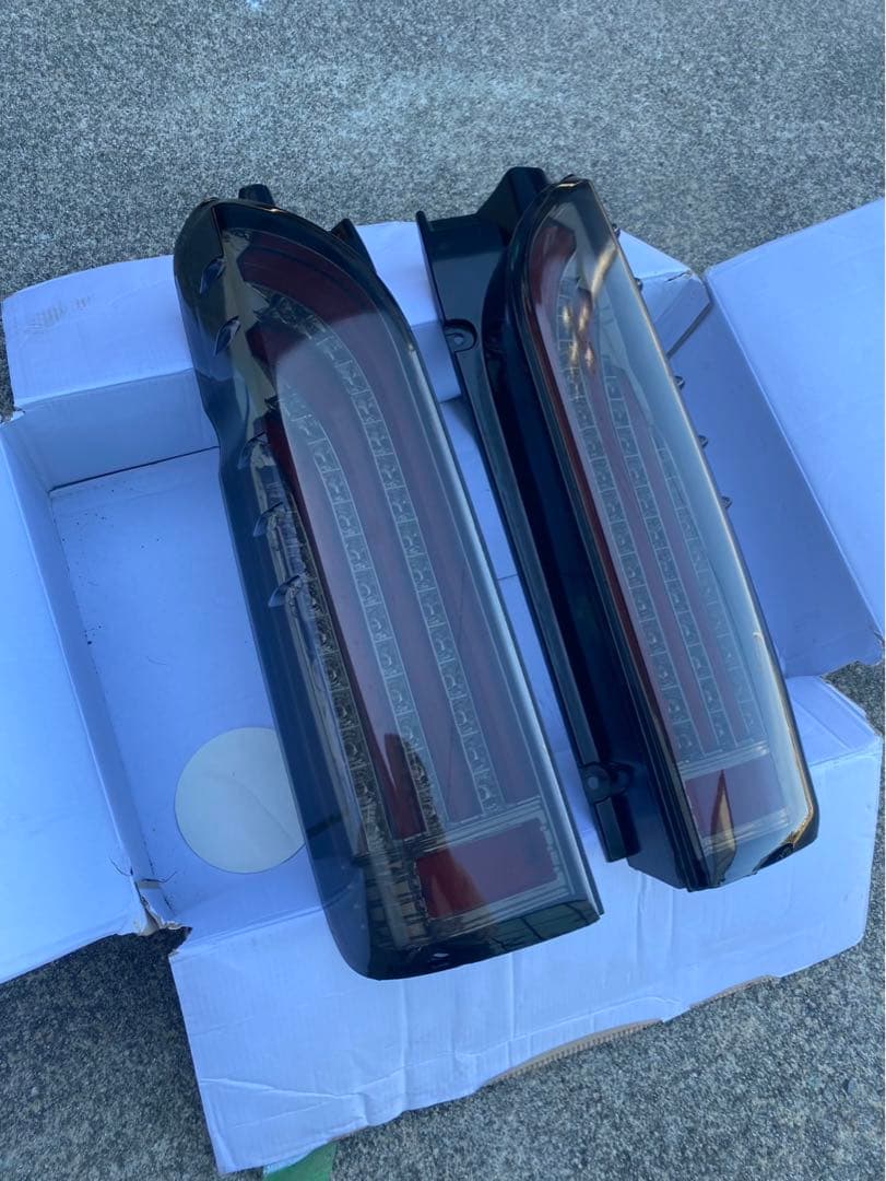 ハイエース200系　LEDテールライト スモークデザイン　コーキング済み