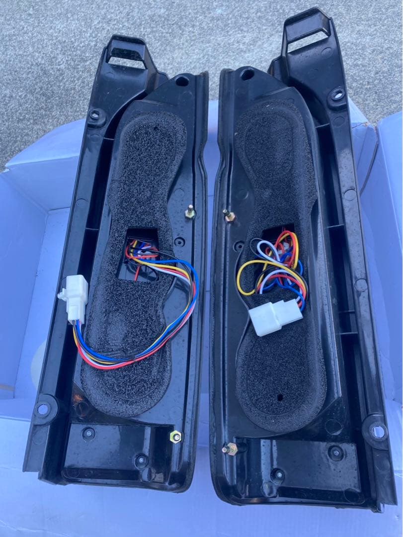 ハイエース200系　LEDテールライト スモークデザイン　コーキング済み