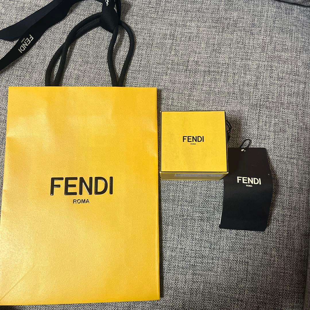FENDI ラウンド型　ピアス　　ショッパー付き