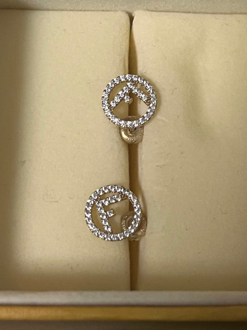 FENDI ラウンド型　ピアス　　ショッパー付き