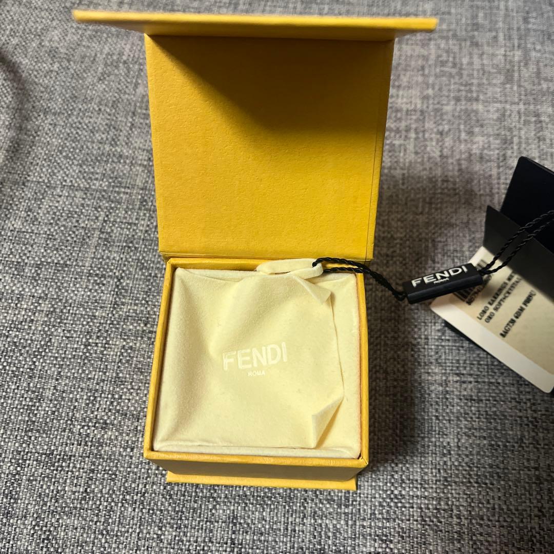 FENDI ラウンド型　ピアス　　ショッパー付き