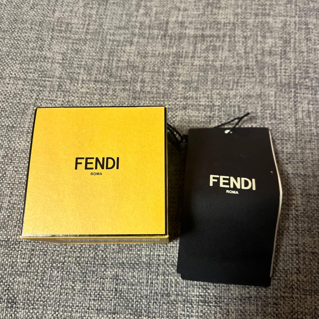FENDI ラウンド型　ピアス　　ショッパー付き