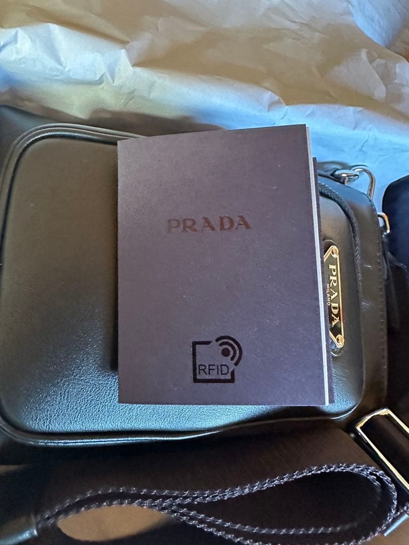 PRADA スマホショルダーバッグ