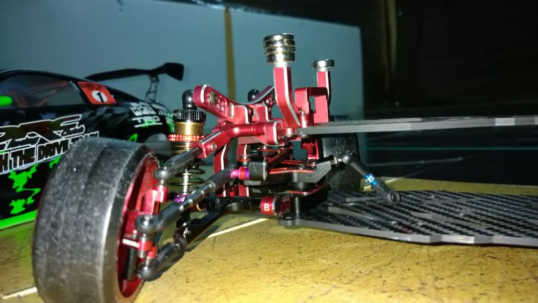 RD2.0フルチューン、メタルガレージシャーシ、GRK5RHナックル赤