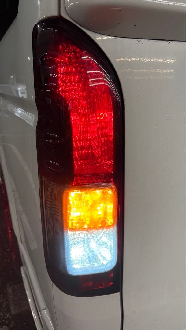 ハイエース 純正テール スモークカバー付き