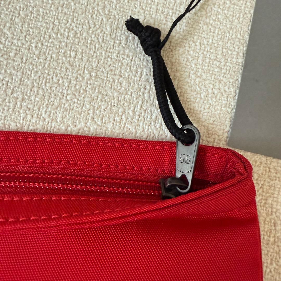 未使用品　バレンシアガ　クラッチバッグ　レッド