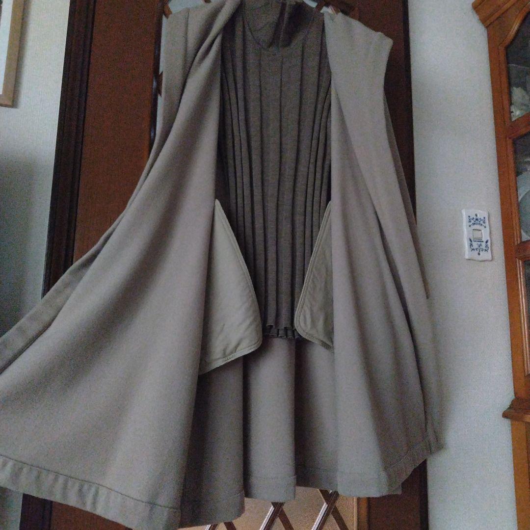 ヨーガンレール、大人女子のベージュロングコート、ベルト付き