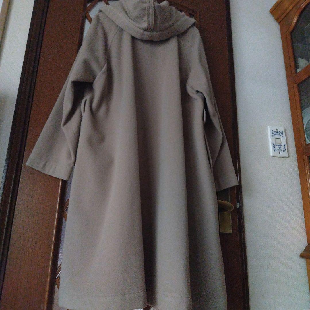 ヨーガンレール、大人女子のベージュロングコート、ベルト付き