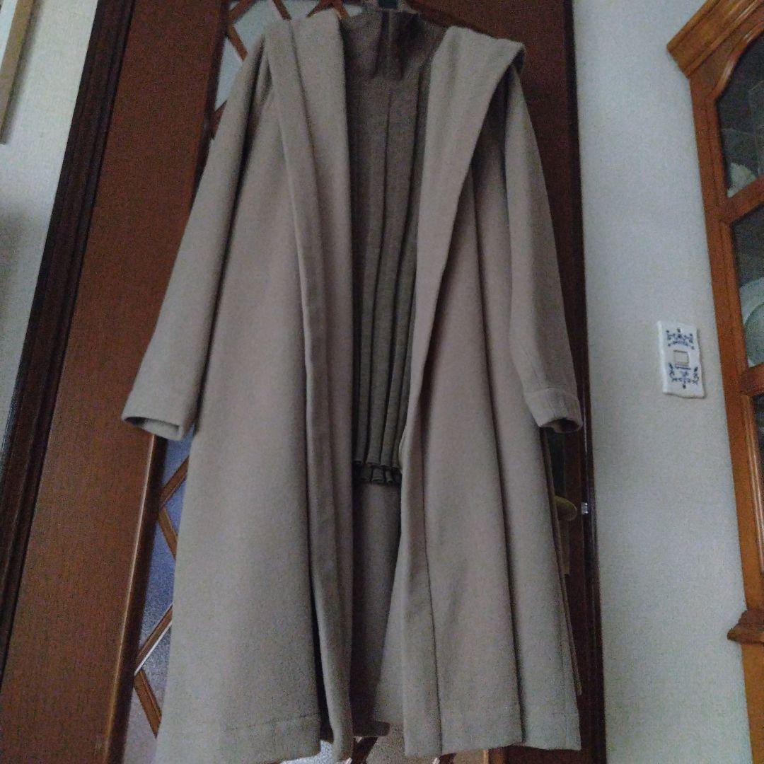 ヨーガンレール、大人女子のベージュロングコート、ベルト付き