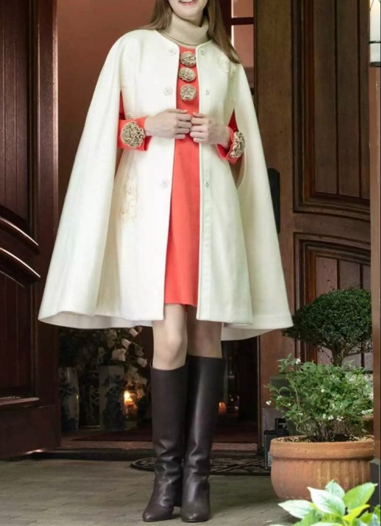 スーパービューティー☆44☆新品タグ付き　スパンコール刺繍のポンチョコート