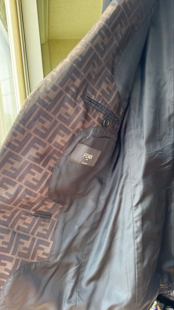 FENDI ブラックブレザー ロゴ入りライニング