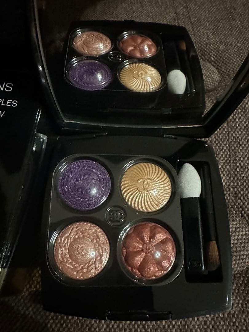 【シャネル】　アイシャドウ　限定品　レキャトル オンブルブトン　239