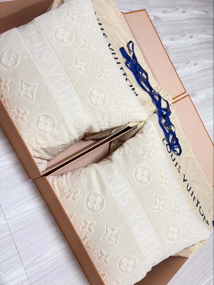 LOUIS VUITTON クッション モノグラム 2個セット　ルイヴィトン