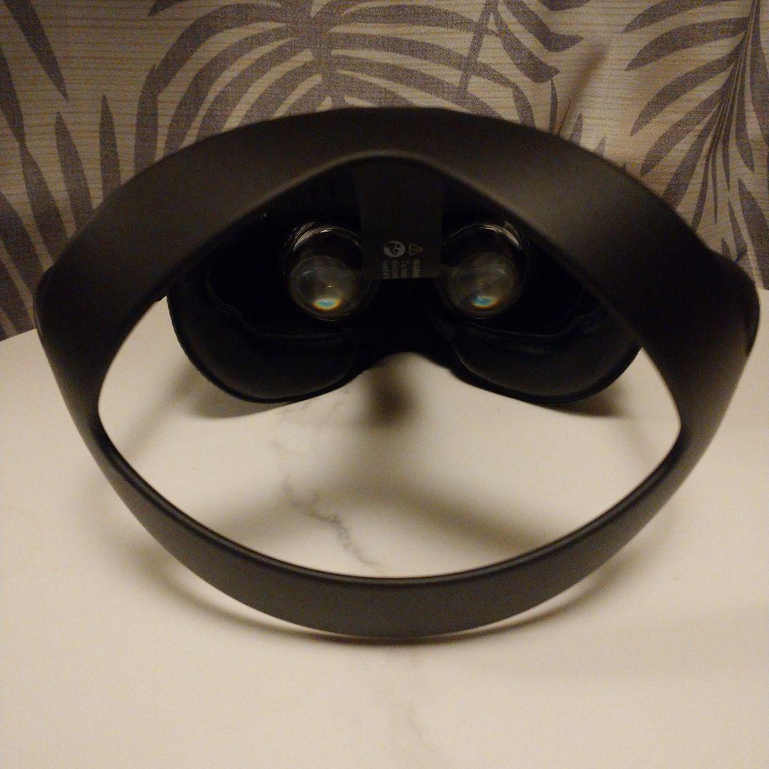  Quest VRヘッドセットとコントローラー