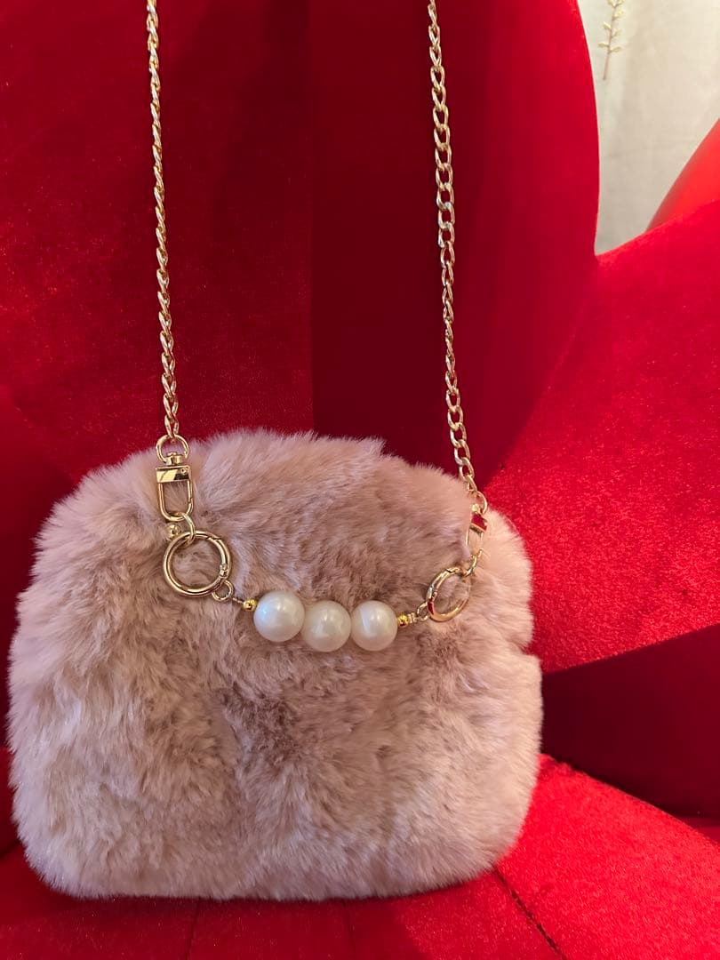 新品 Miu Miuノベルティ パール付き ファーチェーンバック