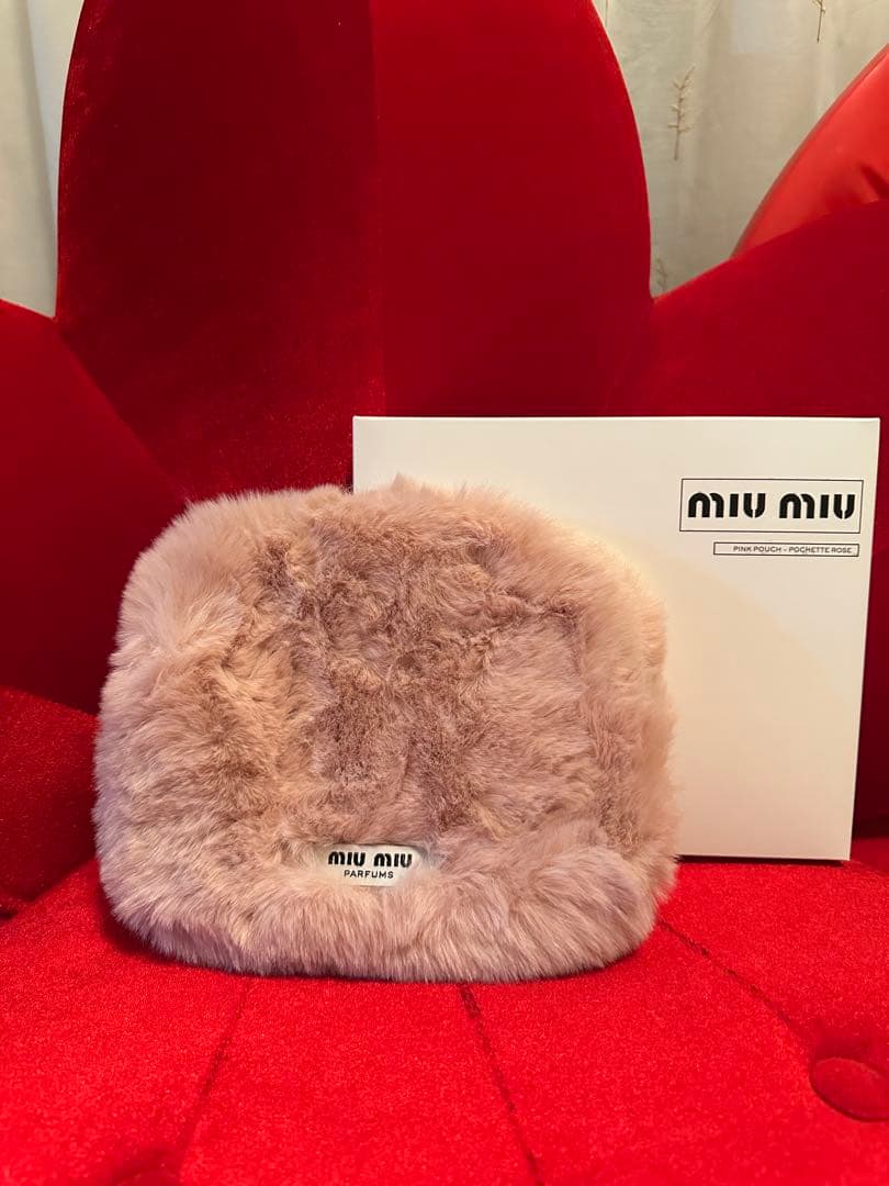 新品 Miu Miuノベルティ パール付き ファーチェーンバック