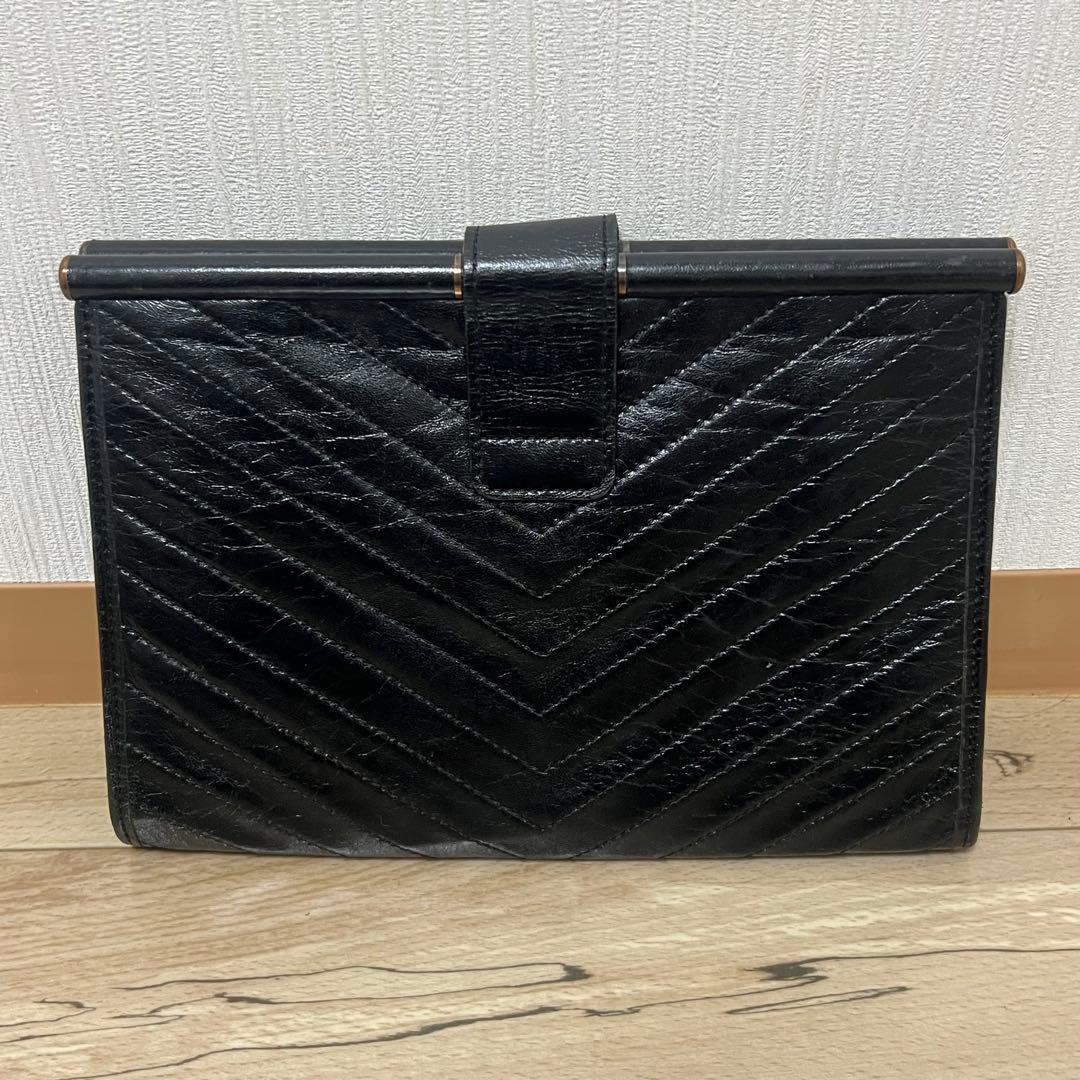 美品 イヴサンローラン Vステッチ クラッチバッグ カサンドラロゴ レザー 黒色
