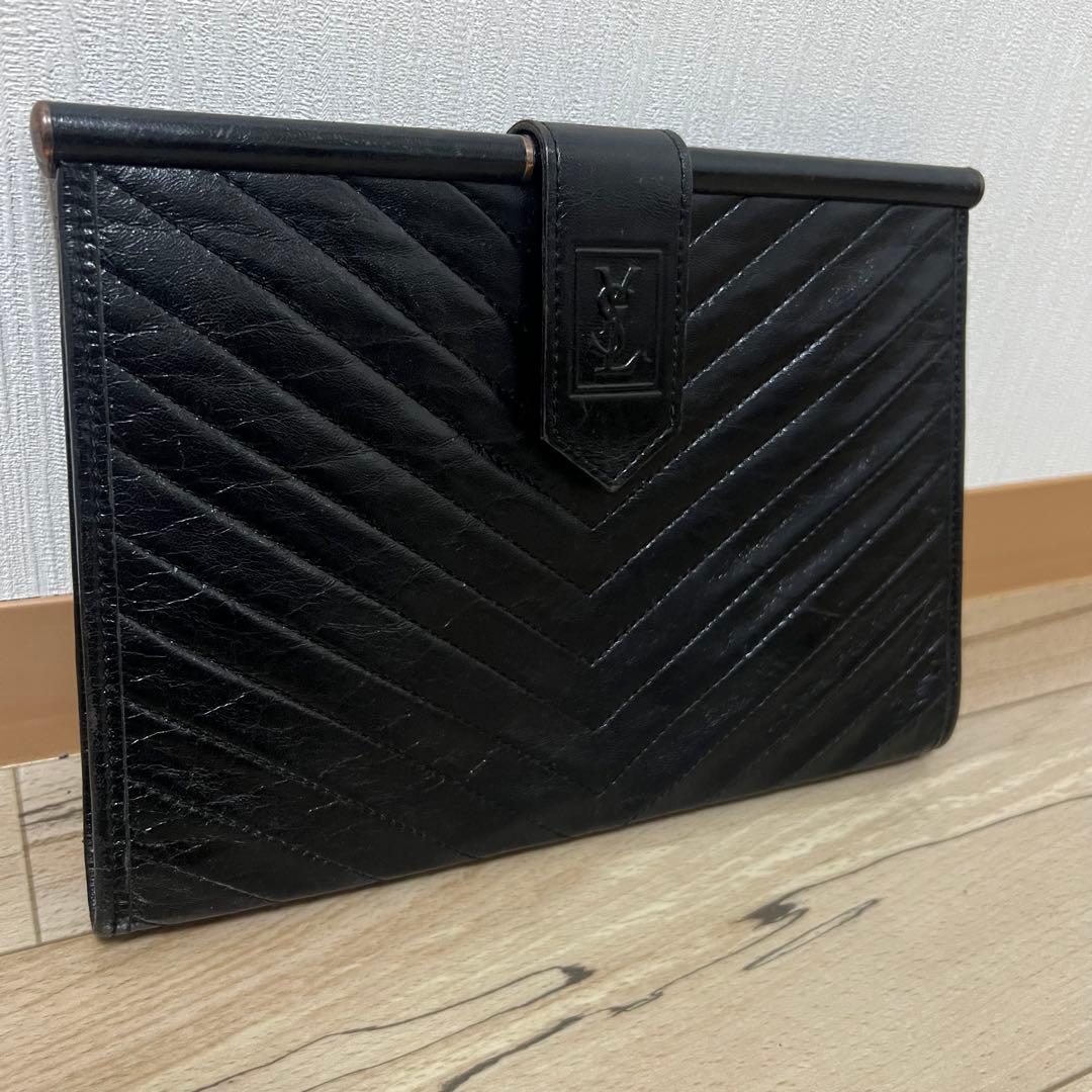 美品 イヴサンローラン Vステッチ クラッチバッグ カサンドラロゴ レザー 黒色