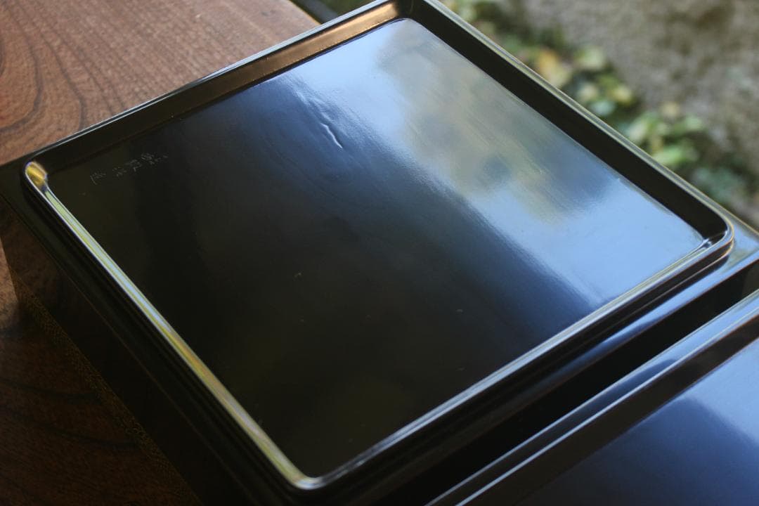 デッドストック！上質内朱黒漆に極上菊沈金の映える輪島塗二段重（検重箱お重