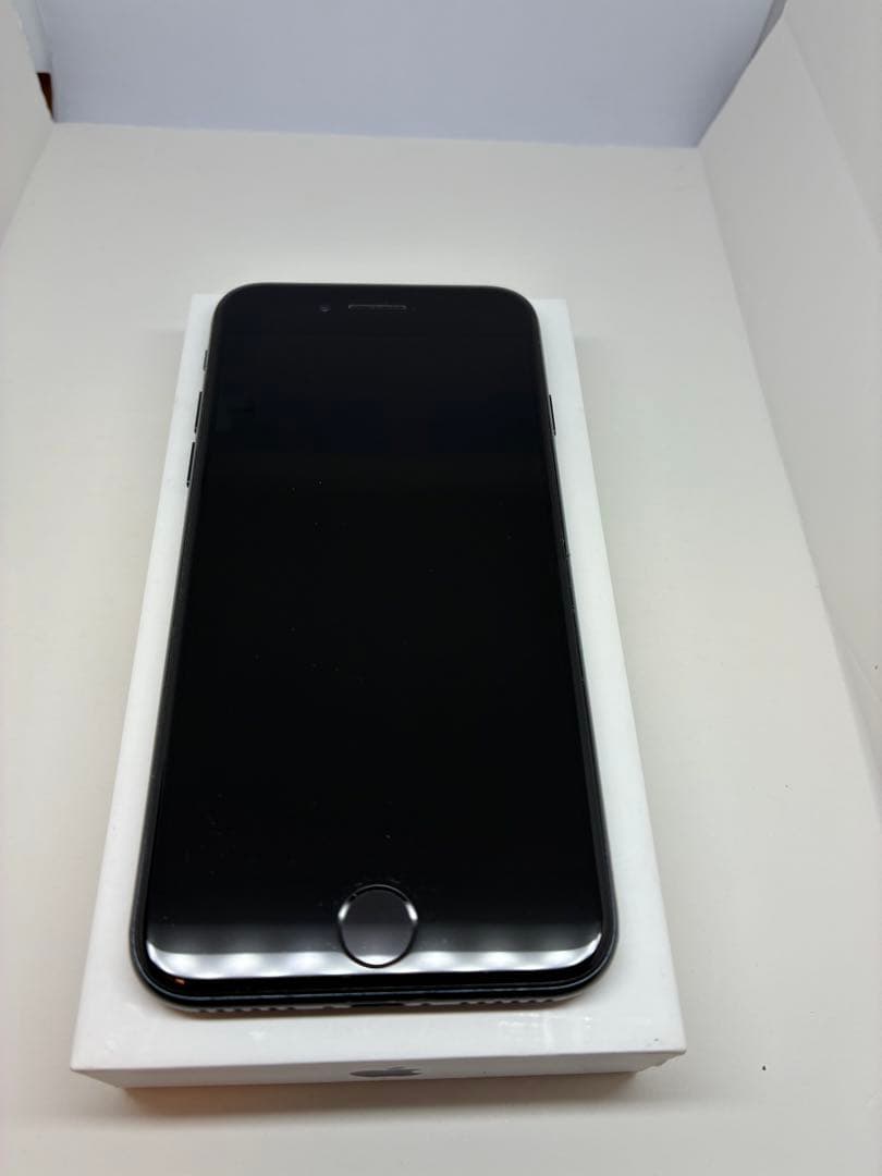 【極美品】iPhone SE3 128G ブラック　SIMフリー　純正新品電池