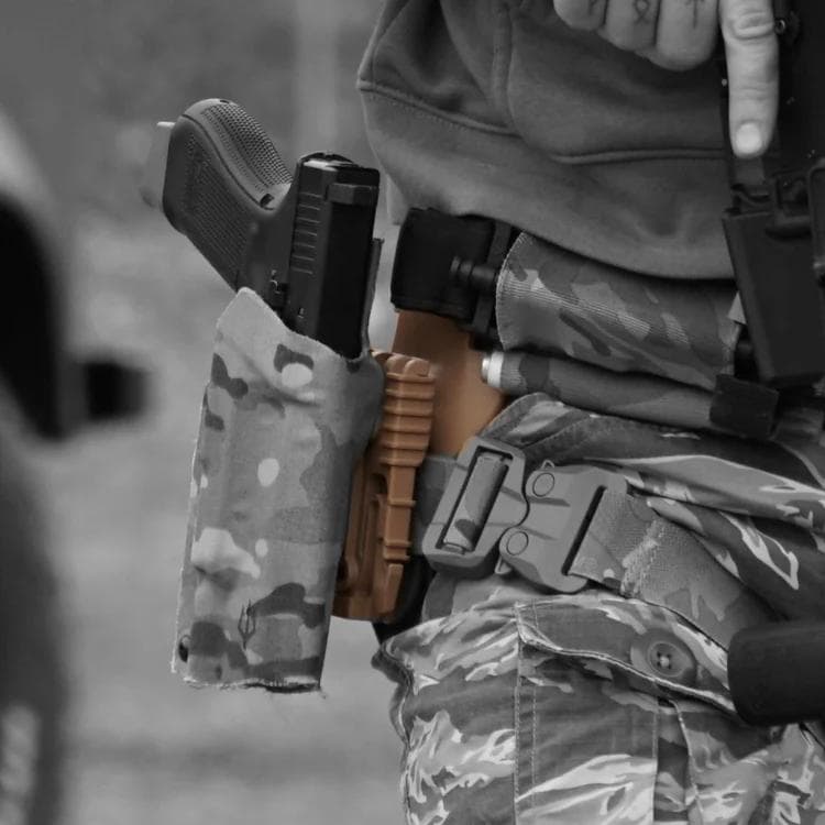 ト*ー様 サファリランド G19+ライト用6354DOホルスター/QLS19付フ