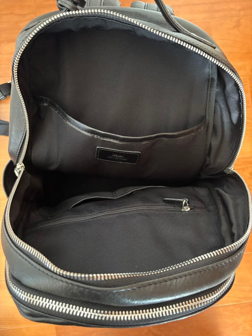 オイルレザー製黒バックパック