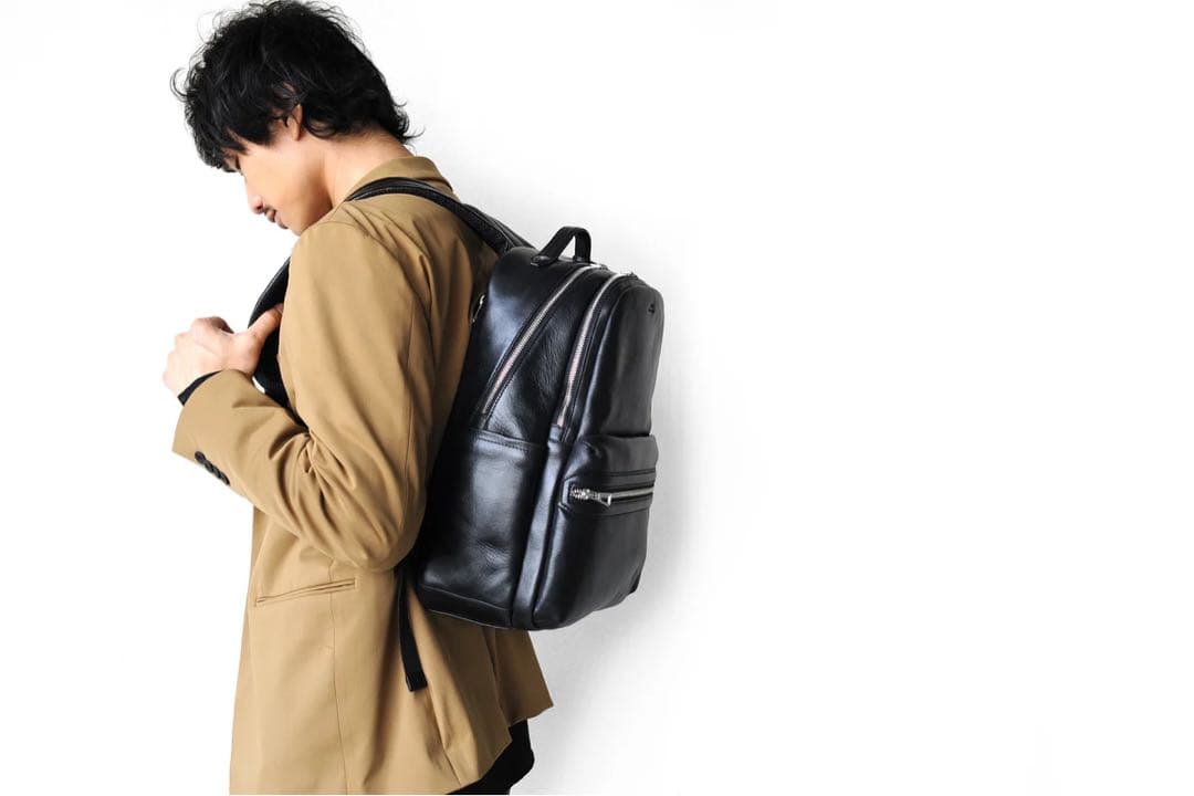 オイルレザー製黒バックパック