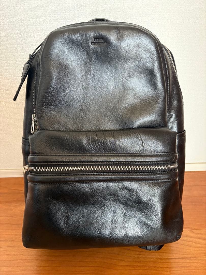 オイルレザー製黒バックパック