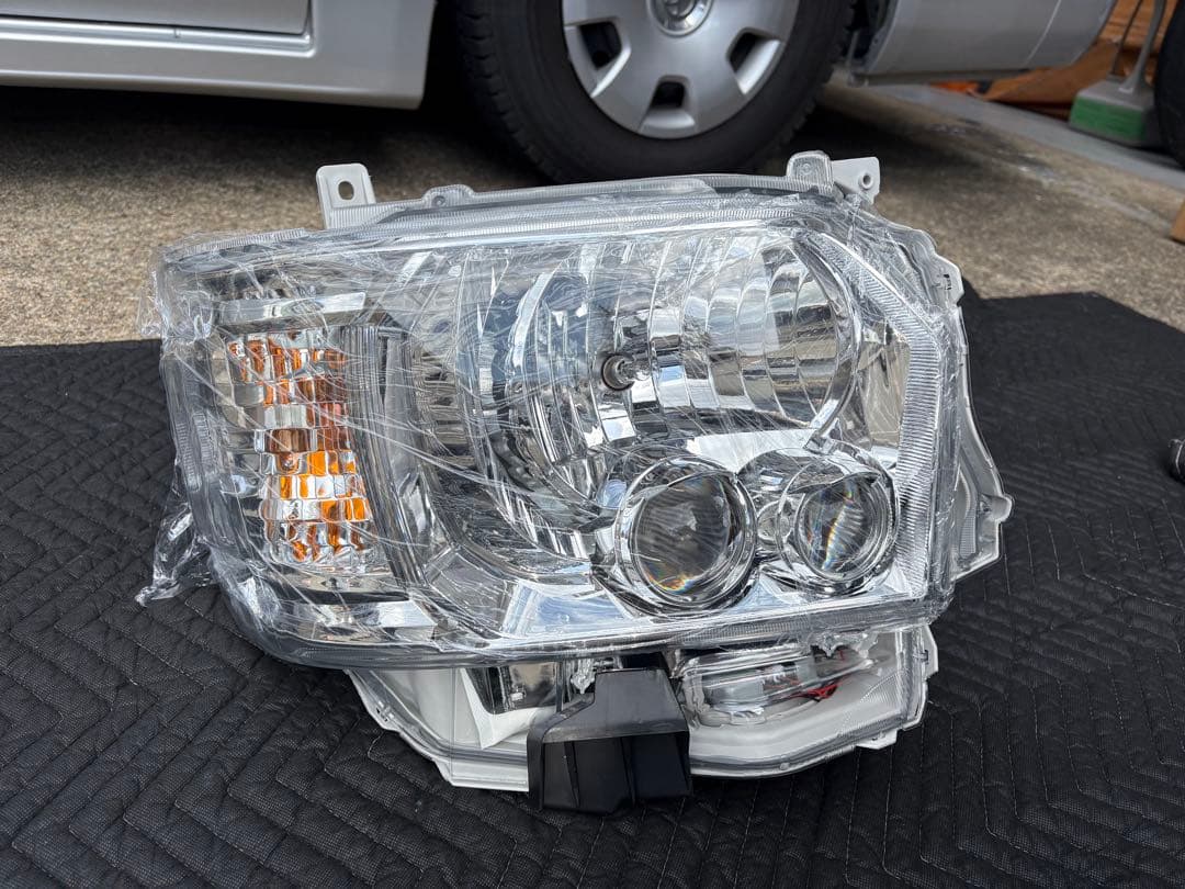 ハイエース200系ワイド4型 ヘッドライト