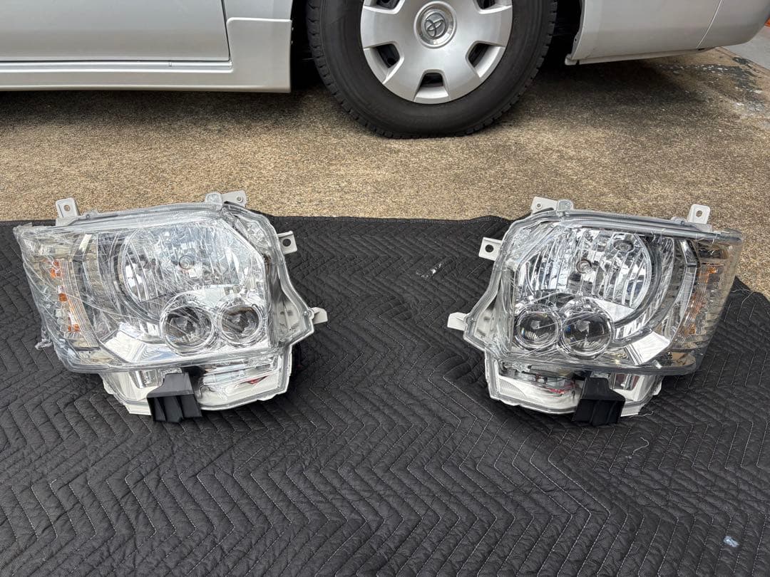 ハイエース200系ワイド4型 ヘッドライト
