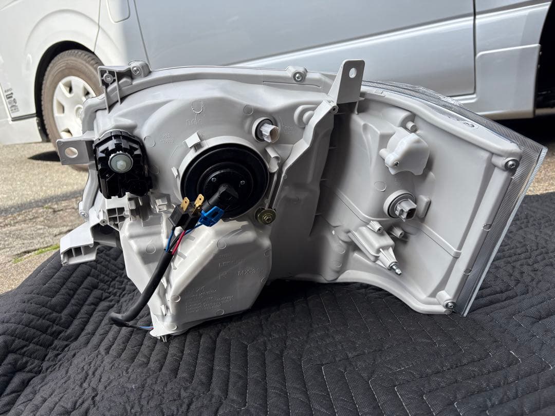 ハイエース200系ワイド4型 ヘッドライト