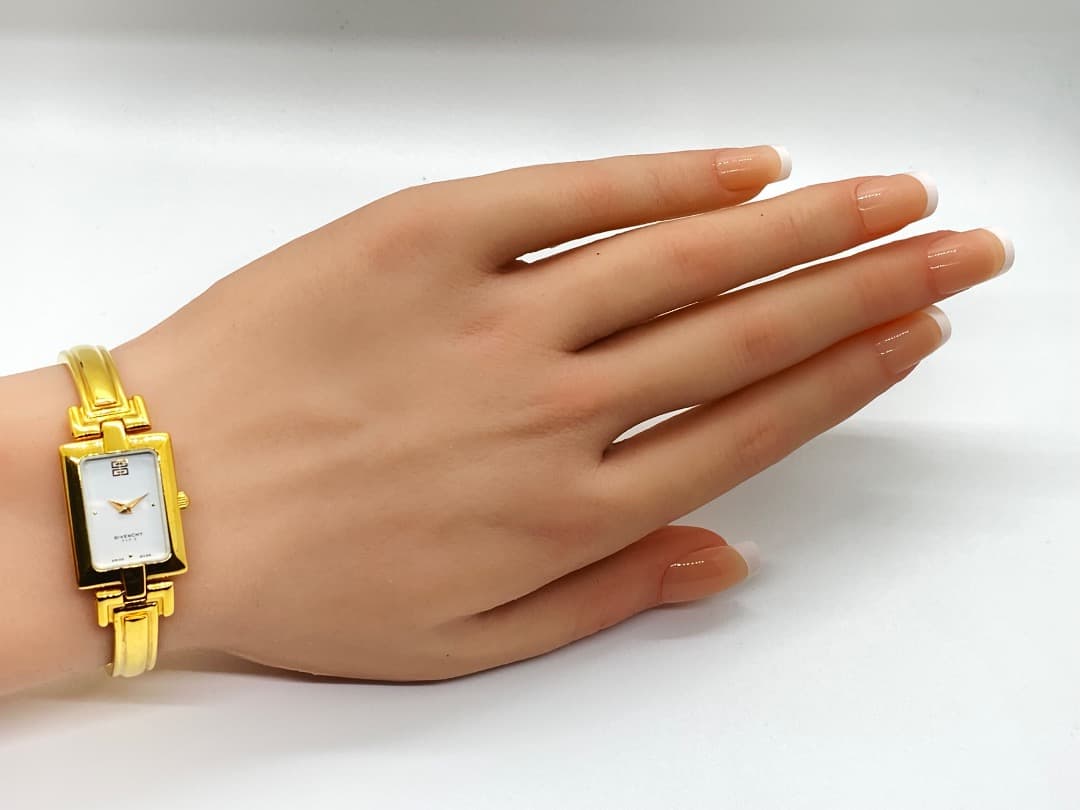 【新品電池】GIVENCHY ジバンシー バングルウォッチ ゴールド レディース