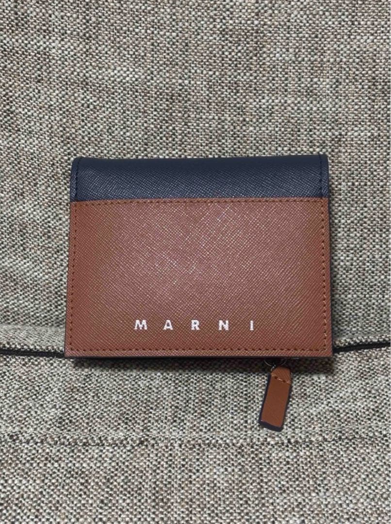 ⭐︎大幅値下げ⭐︎MARNI 二つ折りウォレット 、ファスナー式ポケット