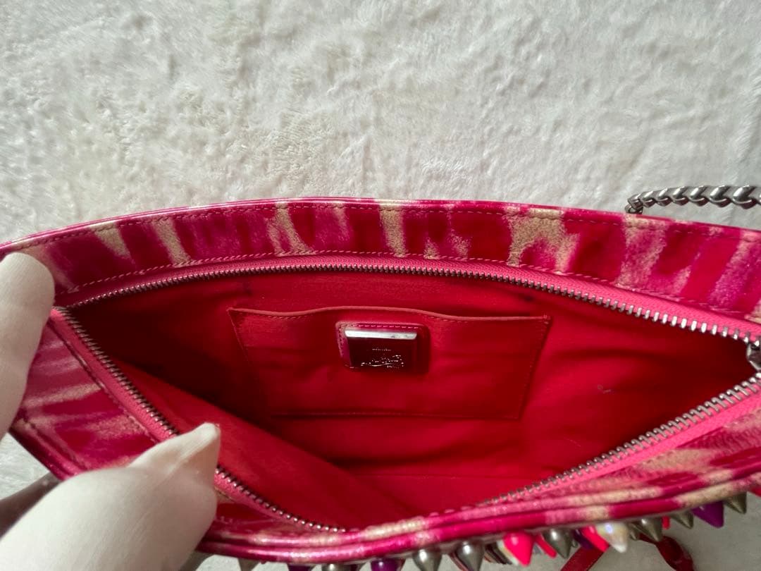 クリスチャンルブタン　スタッズ付きピンククラッチバッグ