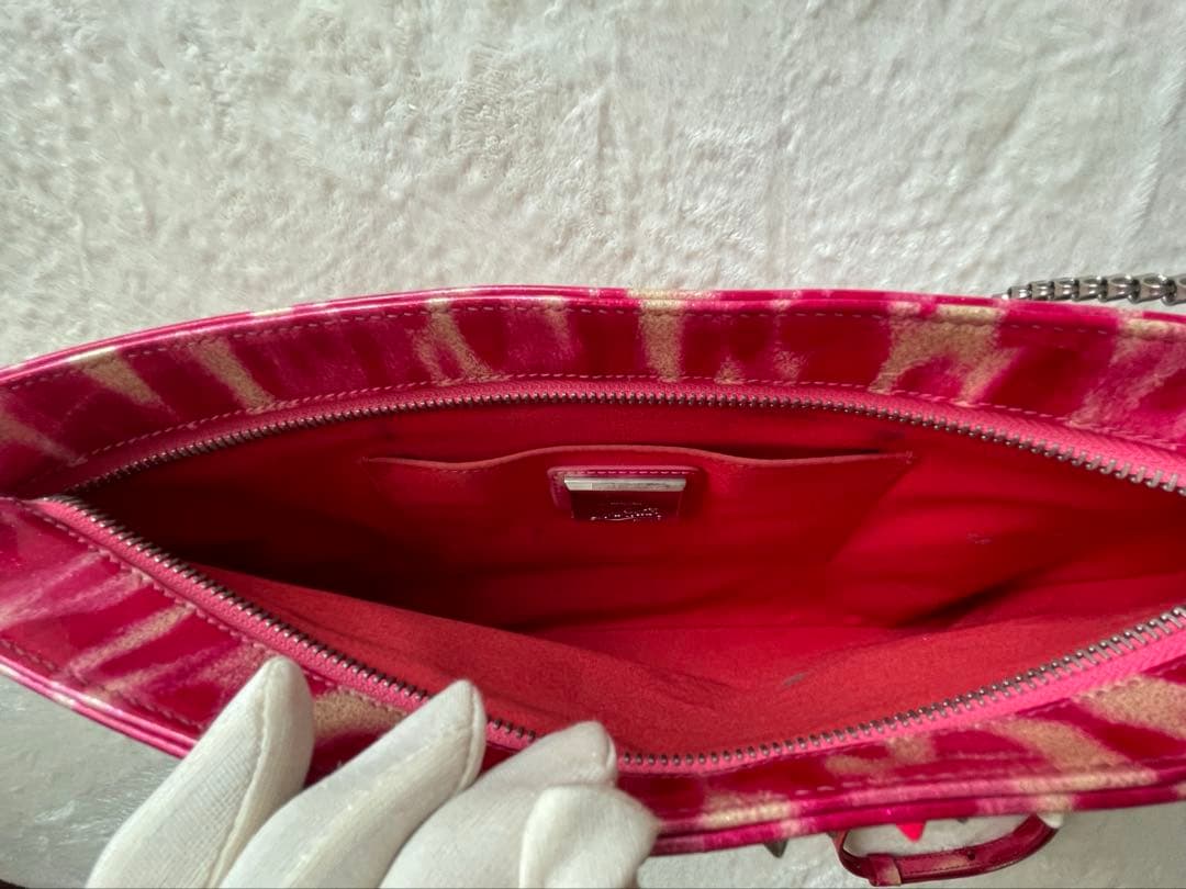 クリスチャンルブタン　スタッズ付きピンククラッチバッグ