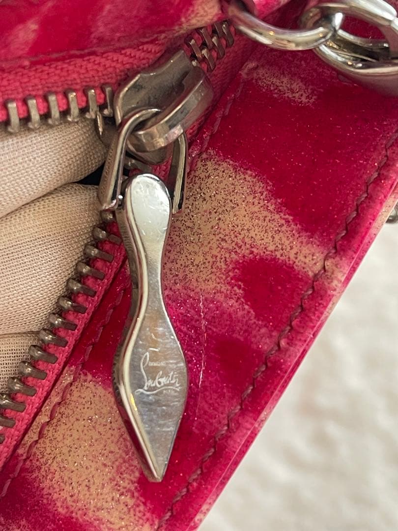 クリスチャンルブタン　スタッズ付きピンククラッチバッグ