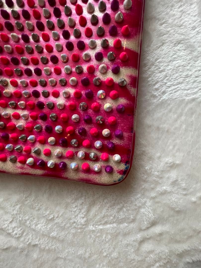 クリスチャンルブタン　スタッズ付きピンククラッチバッグ