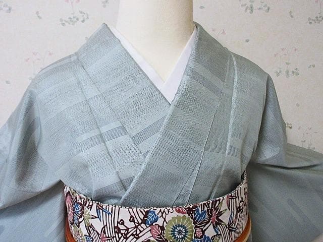 白大島紬：美品：横ランダムライン柄：淡いミントグリーン着物：袷正絹：P35