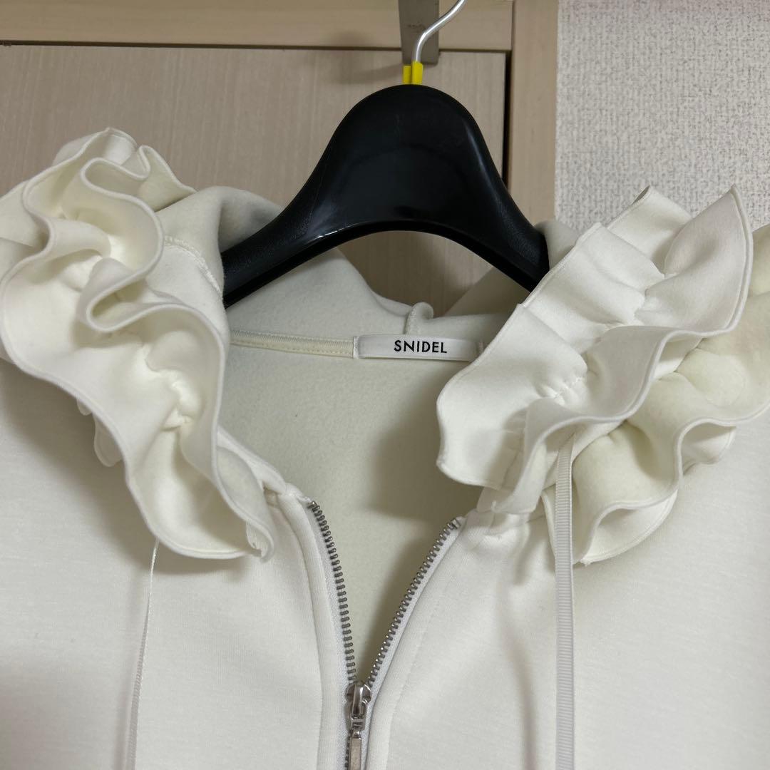 SNIDEL フリル付きホワイトパーカー