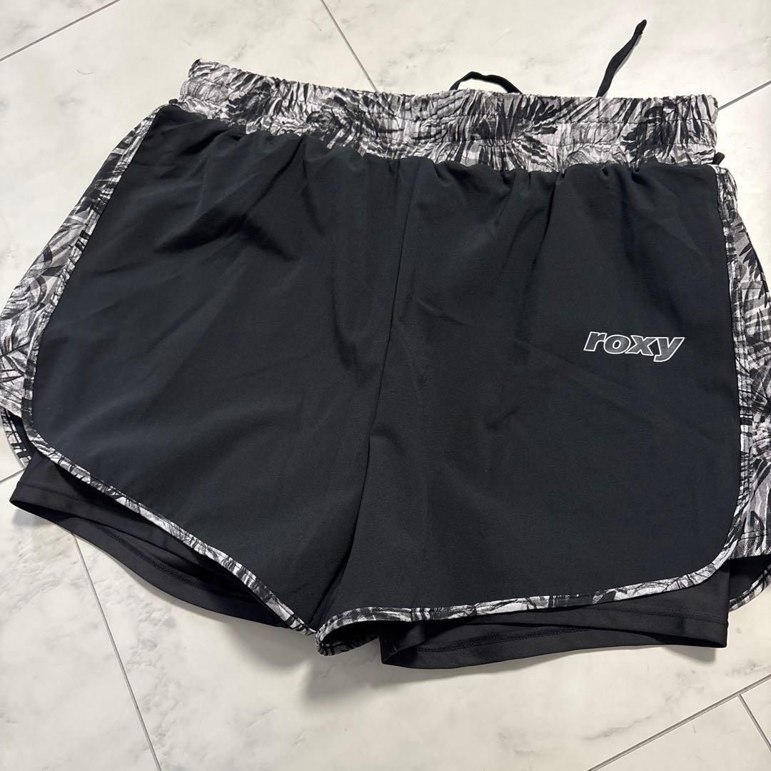 Roxy 黒白葉柄 タンクトップ＆ショートパンツ