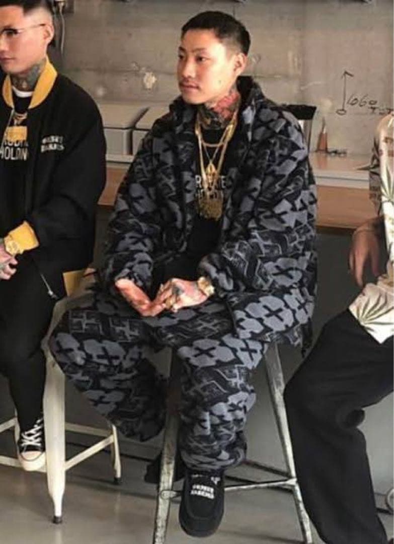 舐達麻が着ている服です。