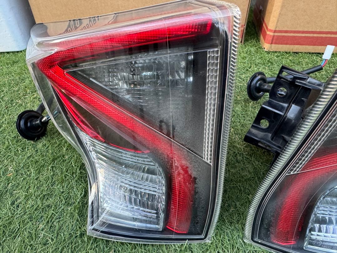 TOYOTA プリウス50系前期　純正テールランプ 左右セット