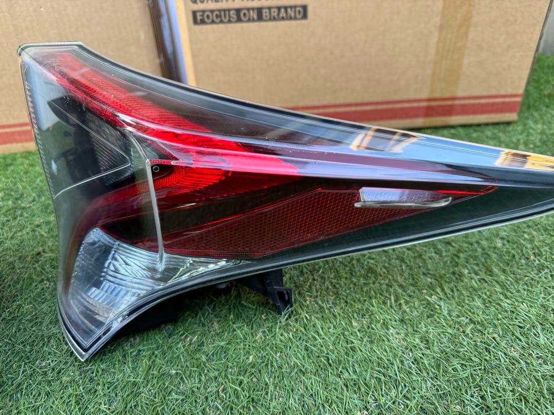 TOYOTA プリウス50系前期　純正テールランプ 左右セット