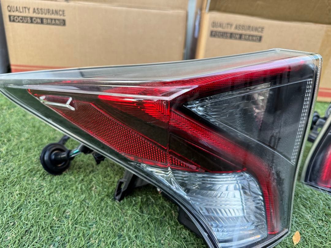 TOYOTA プリウス50系前期　純正テールランプ 左右セット