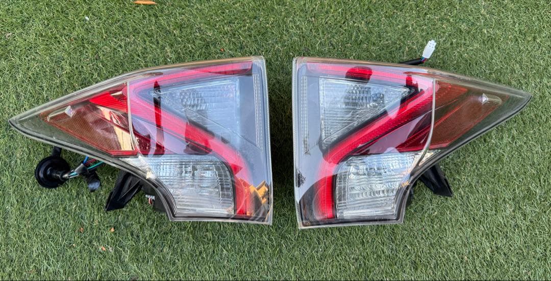 TOYOTA プリウス50系前期　純正テールランプ 左右セット